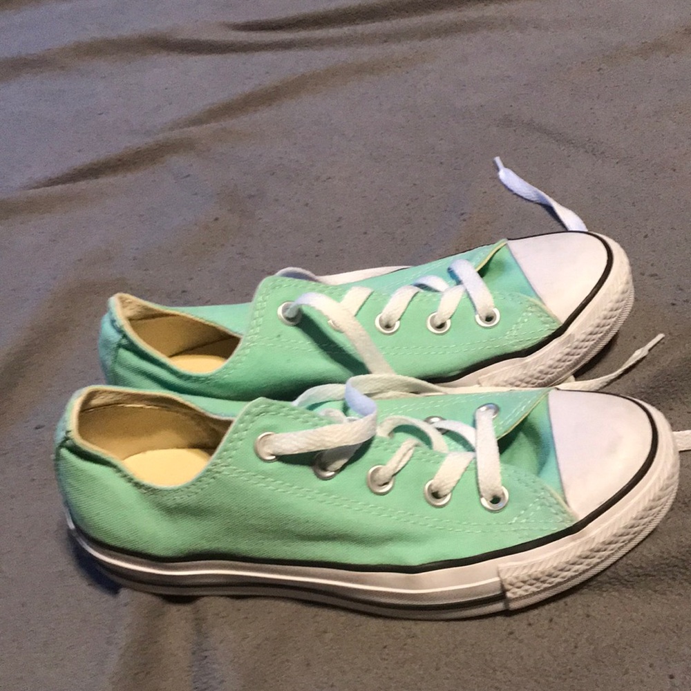 Size 4 men's size 6 women's converse sneakers - Picture 2 of 4